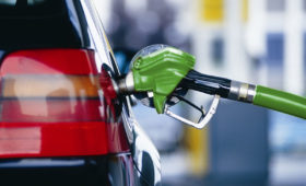 Более 2 тысяч жалоб на рост цен на бензин поступило в ОНФ после прямой линии президента