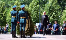 В День памяти и скорби Владимир Путин возложил венок к Могиле Неизвестного Солдата