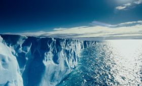 Военнослужащие Северного флота испытали в Арктике перспективный образец ледомера