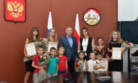 Вячеслав Битаров вручил сертификаты семьям, в которых родились тройни