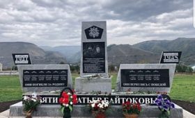 Карачаево-Черкесия: В поселке Орджоникидзевский открыли памятник братьям — фронтовикам Байтоковым