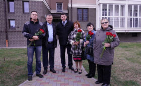 Калининградская область: Антон Алиханов вручил ключи от квартир пострадавшим от двойных продаж дольщикам