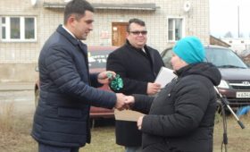 Кировская область: В Белой Холунице вручили ключи гражданам, переселяемым из аварийного жилья