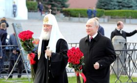 Возложение цветов к памятнику Кузьме Минину и Дмитрию Пожарскому