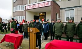 Оренбургская область: Юрий Берг вручил ключи от квартир военнослужащим