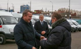 Сергей Морозов вручил ключи от 13 автомобилей скорой помощи районным и городским больницам