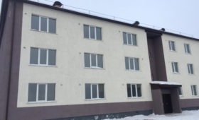 Кемеровская область: Дети-сироты получили жилье в трехэтажной новостройке в Мариинске