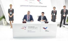 Губернатор Новосибирской области Андрей Травников подписал первые соглашения о сотрудничестве в рамках Российского инвестиционного форума-2019
