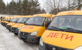 Псковская область: Ключи от 26 новых школьных автобусов вручил Губернатор Михаил Ведерников