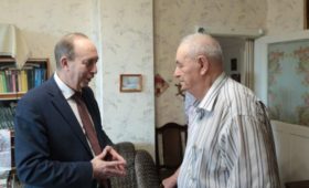 Губернатор Еврейской АО Александр Левинталь поздравил с 87-летием Почетного гражданина области  Марка Кайфмана