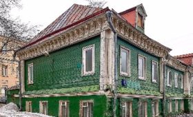 Москва: Резьба на фасаде и фронтон-кокошник: деревянный дом купца Виноградова признан памятником архитектуры
