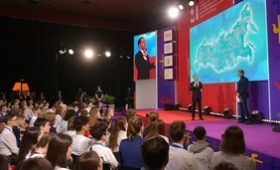 Дмитрий Медведев посетил Московский международный салон образования
