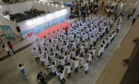 Свердловские студенты-медики устроили флешмоб «чистых рук» по образцу акций Всемирной организации здравоохранения