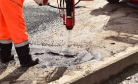 До конца августа в Симферополе завершится ямочный ремонт дорог