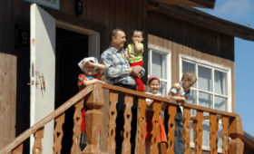 Ямальские многодетные семьи получили право на возмещение расходов отдыха до выезда в отпуск