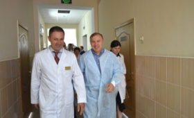 Глава Адыгеи вместе с волонтерами посетил республиканскую детскую больницу