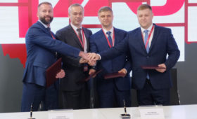 Губернатор Новосибирской области Андрей Травников подписал первые соглашения о сотрудничестве в рамках Петербургского экономического форума