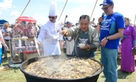 Самый большой в мире национальный тувинский суп «Кара-мун» сварили в Туве