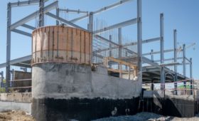 Магадан: Строительство физкультурно-оздоровительного комплекса с бассейном в п. Ола идет с опережением графика