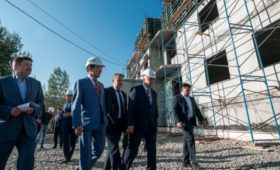 Якутия: Айсен Николаев проверил реализацию программы переселения граждан из аварийного жилья в Алданском районе