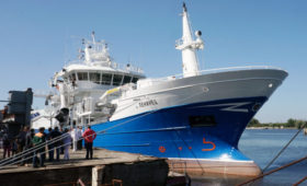 Калининградские судостроители передали камчатским рыбакам готовый траулер-сейнер и заложили для них новое судно