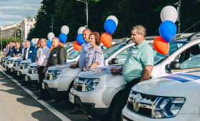 В Смоленске состоялась торжественная передача автотранспорта комплексным центрам социального обслуживания населения