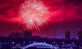 Тысячи сверкающих огней: где запустят фейерверки в День города в Москве