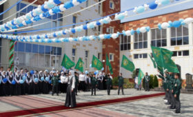 В Центре образования имени Ахмата-Хаджи Кадырова прозвенел традиционный первый звонок