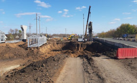 На трассе Оренбург-Беляевка продолжается реконструкция дороги и строительство надземного пешеходного перехода