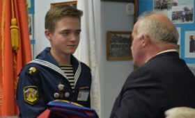 Сергей Ситников передал флаг Костромской области юным морякам, отправляющимся в кругосветное плавание