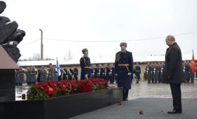 Президент почтил память воинов 6-й парашютно-десантной роты