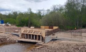 Псковская область: Бетонирование конструкции нового моста через ручей в Порховском районе входит в завершающую стадию