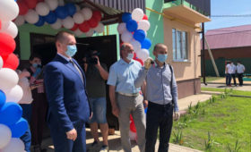 Ключи от новых квартир получили 10 детей-сирот в Липецкой области