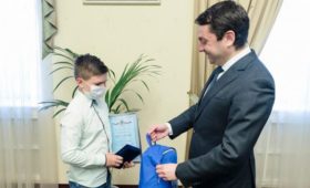 Мурманская область: Андрей Чибис вручил нагрудный знак «Горячее сердце» Роману Шимбуеву за спасение школьника