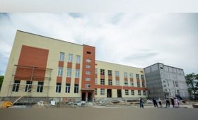 Глава Карачаево-Черкесии Рашид Темрезов ознакомился с ходом строительства новой пристройки к лицею №1 Усть-Джегуты на 400 мест