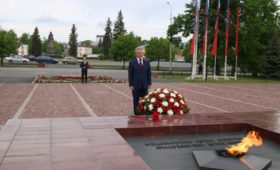 В честь 100-летия республики руководители Карелии возложили цветы к мемориалу «Вечный огонь»