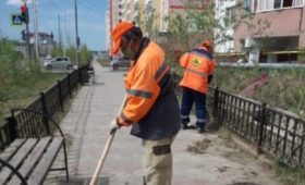 В Якутске продолжается уборка улиц и ямочный ремонт дорог