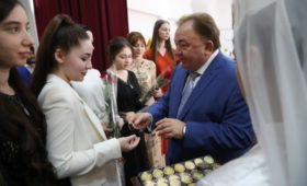 Махмуд-Али Калиматов вручил золотые медали выпускникам школ региона