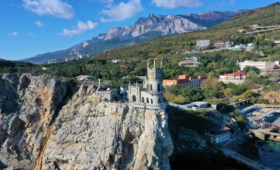 После реконструкции открыт самый легендарный туристический объект Крыма «Ласточкино гнездо»
