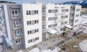 Свердловская область: Накануне Нового года 30 семей из поселков Уралец, Канава и Висимо-Уткинск получили ключи от новых квартир