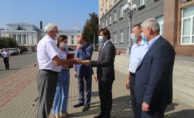 Губернатор Андрей Клычков вручил ключи от автомобилей для учреждений здравоохранения Орла и области