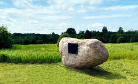 Карелия: «Былинный камень» установили в Медвежьегорском районе