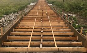 Иркутская область: В Свирске проводят капитальный ремонт 200-метровой пешеходной лестницы