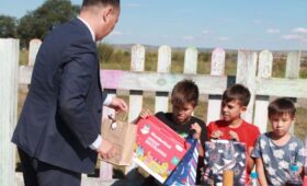 Министр труда и социальной защиты Хакасии вручил школьные наборы нуждающимся детям