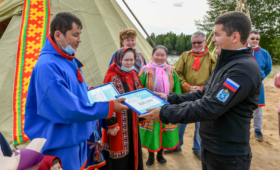 ЯНАО: Губернатор Дмитрий Артюхов вручил чумовой капитал семье из Пуровского района
