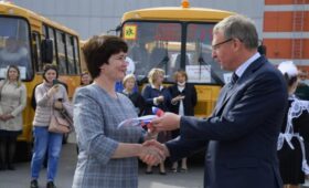 Омская область: Александр Бурков вручил ключи от самой крупной партии школьных автобусов
