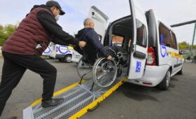 В Омске на маршруты вышли новые специализированные автомобили для транспортировки инвалидов-колясочников