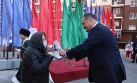Дагестан: Сергей Меликов и Сергей Степашин вручили ключи от новых квартир переселенцам из аварийного жилья