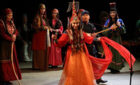 Хакасия: По просьбам сельских жителей театр «Читiген» покажет знаменитый спектакль «Ахол»
