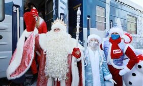 Первых посетителей принял Всероссийский Дед Мороз в передвижной резиденции в Вологде